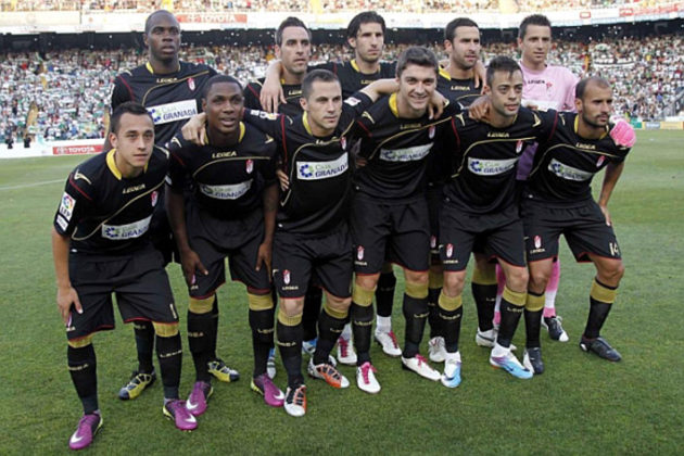 Mikel Rico, primero por la derecha en la fila de abajo, entró en la alineación del partido del ascenso de 2011 | Foto: Archivo GD