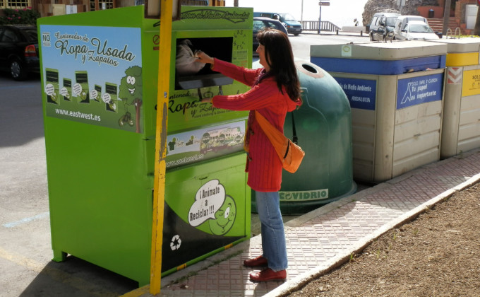 Ayuntamiento e impulsan una campaña para potenciar el uso de contenedores de ropa usada