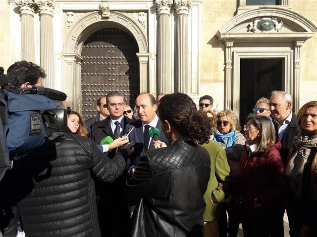 Juan García Montero atiende a los medios a las puertas de la Real Chancillería