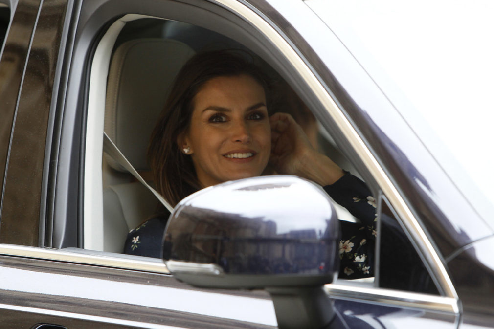 La reina consorte de España, Letizia Ortiz llegando a la misa de Pascua celebrada en la Catedral de Palma de Mallorca.