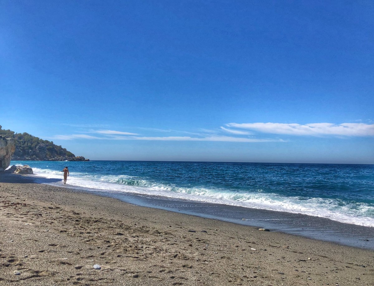 Vivir sin bañador: el nudismo granadino resiste en la playa de Cantarriján