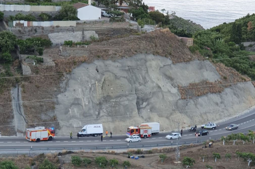 VEHICULO-ACCIDENTADO-EN-EL-ACCESO-A-LA-A-7-DE-ALMUÑECAR-19-1010x808