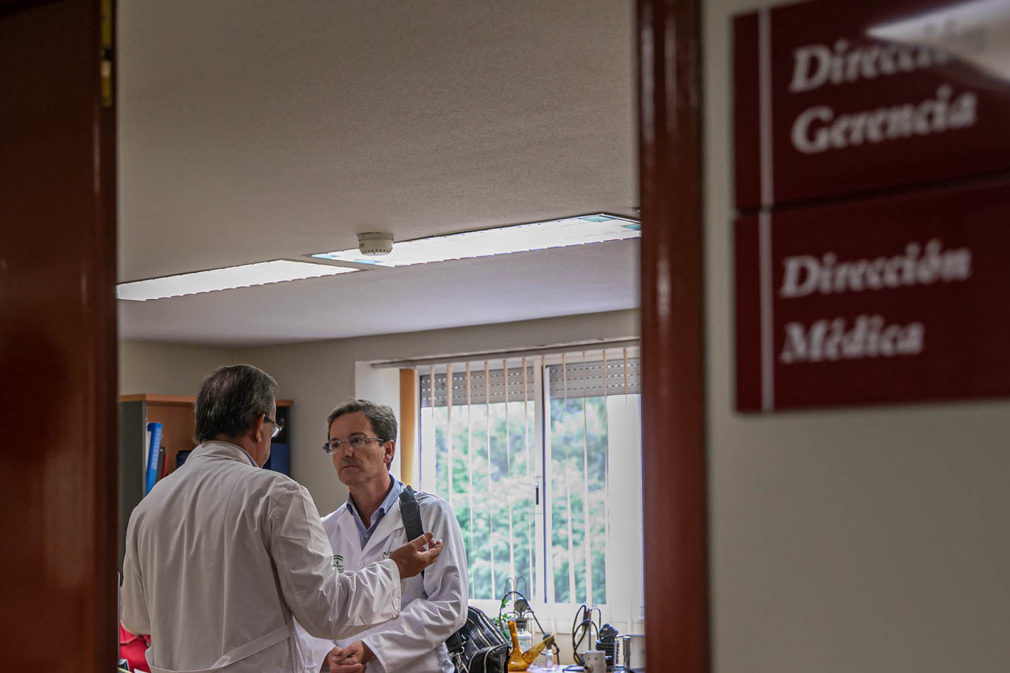 El portavoz del gabinete técnico creado por la Consejería de Salud y Familias para el seguimiento del brote de listeriosis, José Miguel Cisneros (d) conversa con un colega al finalizar la rueda de prensa ofrecida para informar sobre el brote y los nuev