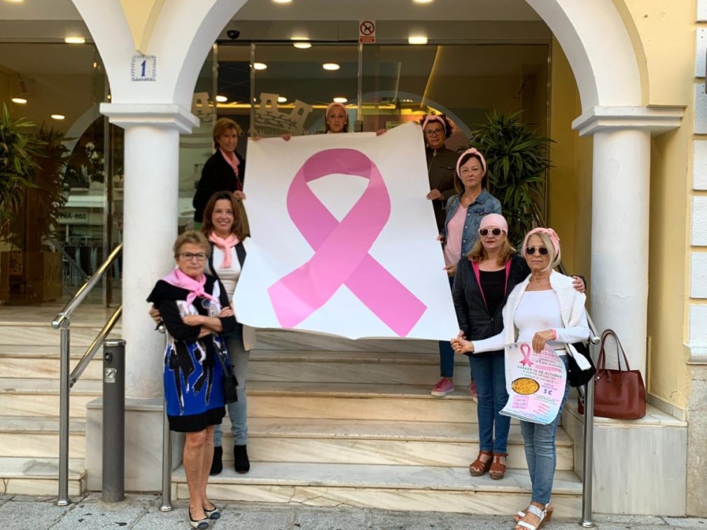 Lazo rosa en la entrada del Ayuntamiento