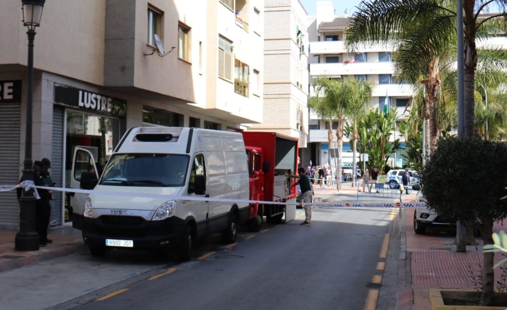 FURGONETA BLANCA CUSTODIADA POR POLICIA Y GUARDIA CIVIL AL FONDO LUGAR DONDE SE IBA A CELEBRAR EL ACTO 20