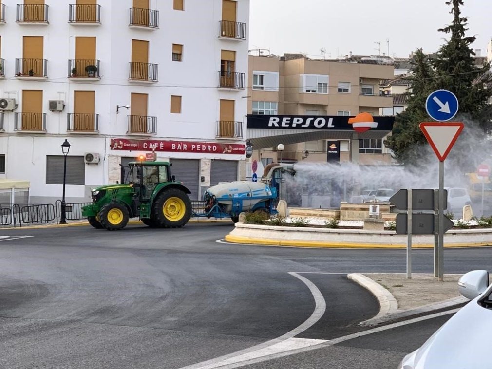 Imagen de las labores de desinfección de agricultores en Alhama de Granada, en imagen de archivo - ASAJA - Archivo