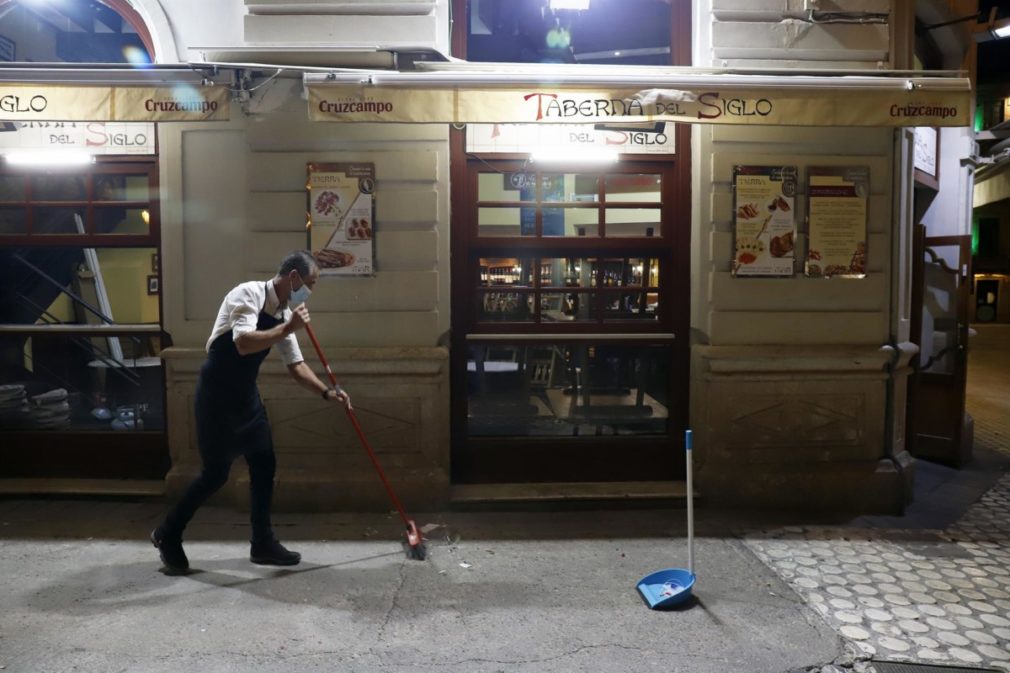 Dos camareros se afanan en recoger la terraza de un bar ubicado en el centro de Málaga - Álex Zea - Europa Press