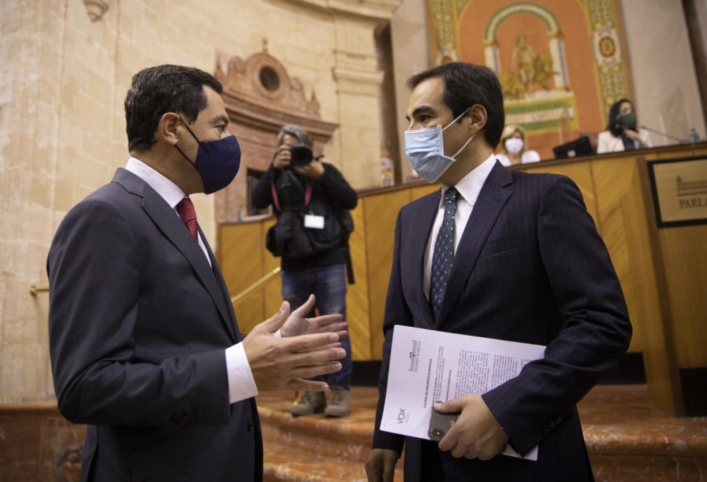 El presidente de la Junta junto al portavoz del grupo parlamentario popular, José Antonio Nieto, al inicio de la segunda jornada del Debate sobre el Estado de la Comunidad FOTO MJ López EP