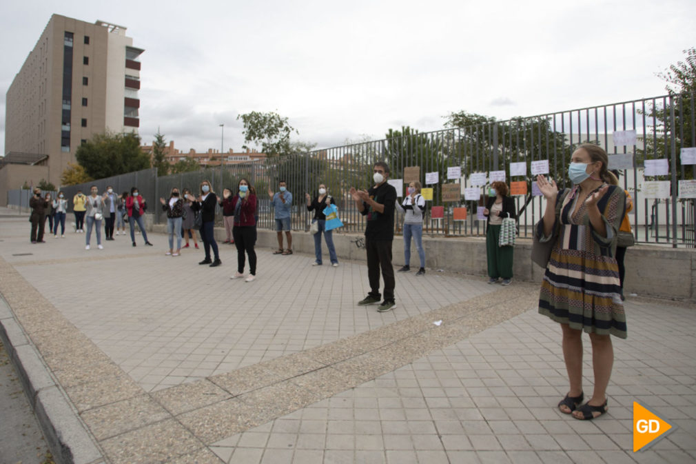 Protesta en la puerta del Colegio Elena Martin Vivaldi de Granada