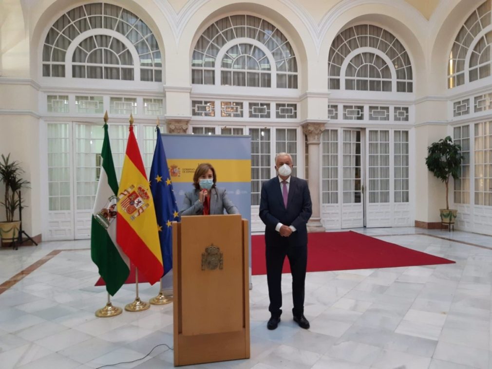 La delegada del Gobierno en Andalucía, Sandra García, y el Defensor del Pueblo andaluz, Jesús Maeztu, en rueda de prensa en Sevilla