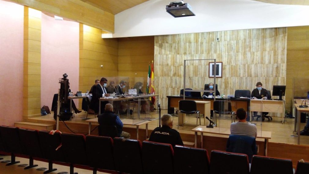 Granada.- Tribunales.- El acusado de matar y enterrar a su mujer reconoce que lo hizo pero tras ella atacarle