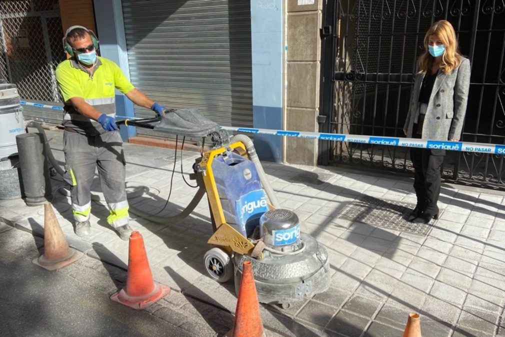 La concejala de Mantenimiento y Participación Ciudadana, Eva Martín, observa los trabajos.