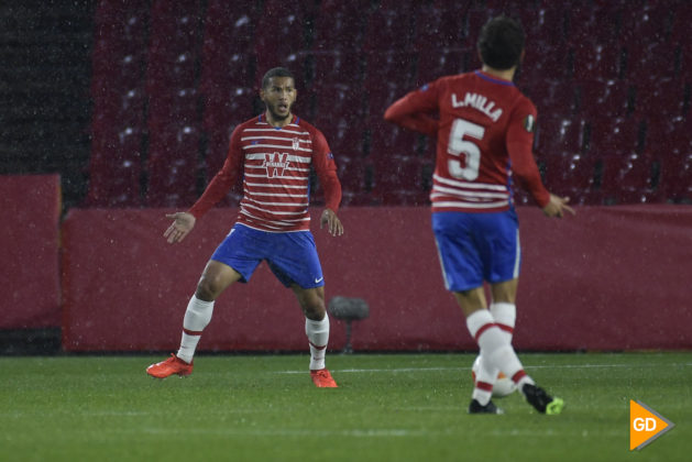 Luis Suárez, al fondo, recibe un pase de Milla en un partido de Europa League en Los Cármenes | Foto: Antonio L. Juárez