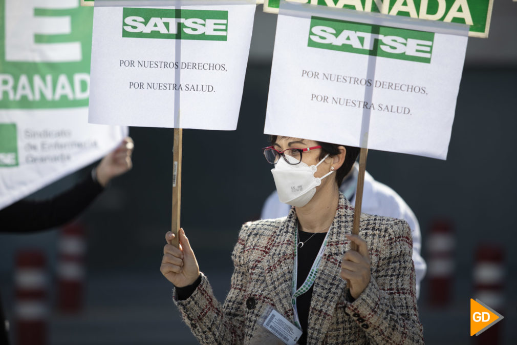 Los sindicatos se concentran para protestar contra la orden de la Junta que afecta a los derechos laborales de los profesionales de la sanidad pública andaluza