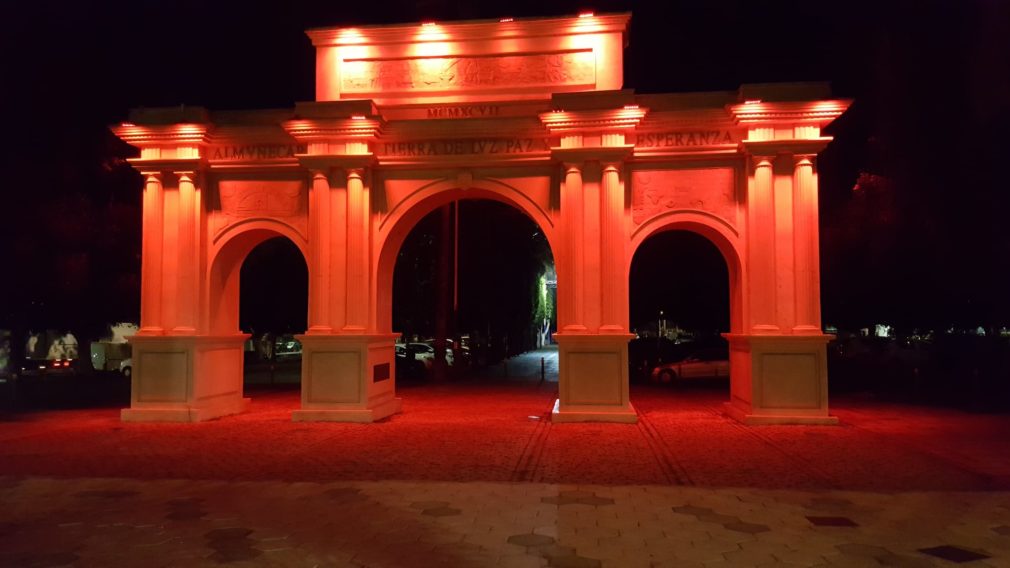 PUERTA ALMUÑECAR ILUMINADA DE ROJO 20