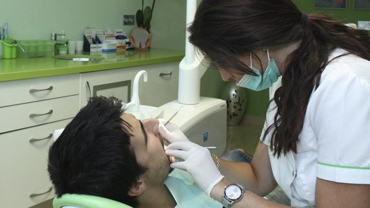 Dentista-Odontologia-Granada-Dientes-746x419