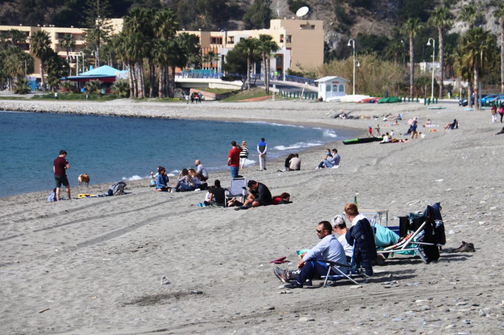 AMBIENTE PLAYA LA HERRADURA AL MEDIODÍA DE ESTE SABADO 20 FEBRERO 21 (3)