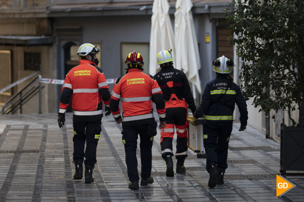 Intervención de los bomberos en una cornisa en el centro de Granada