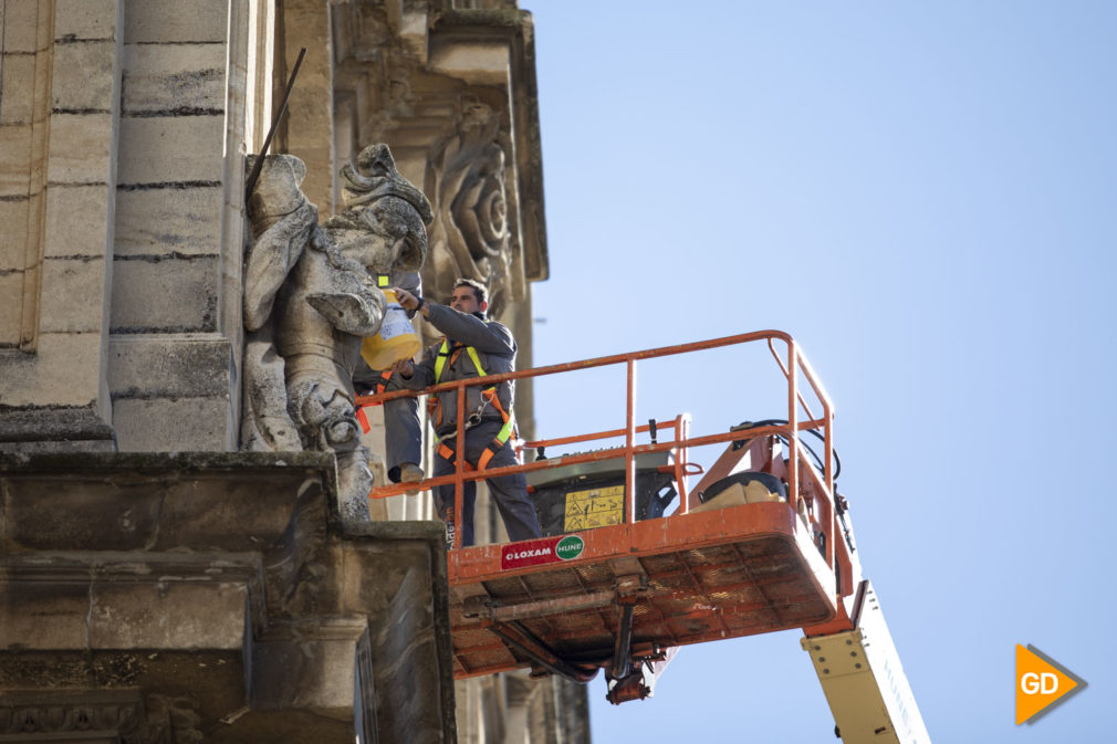 Restauración de unas de las esculturas de la catedral de Granada tras el terremoto