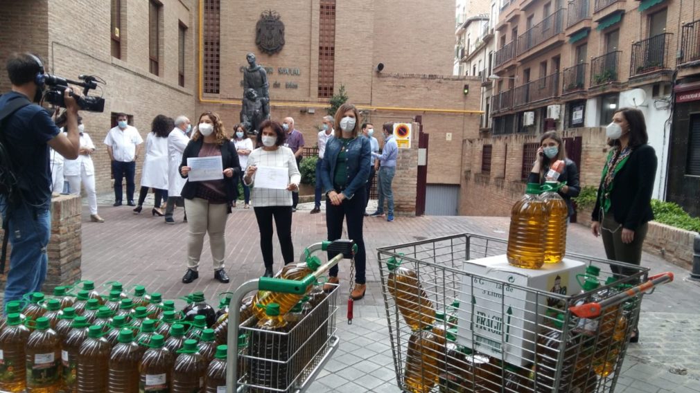 mujeres agricultoras de Montefrío durante la entrega de aceite al personal sanitario