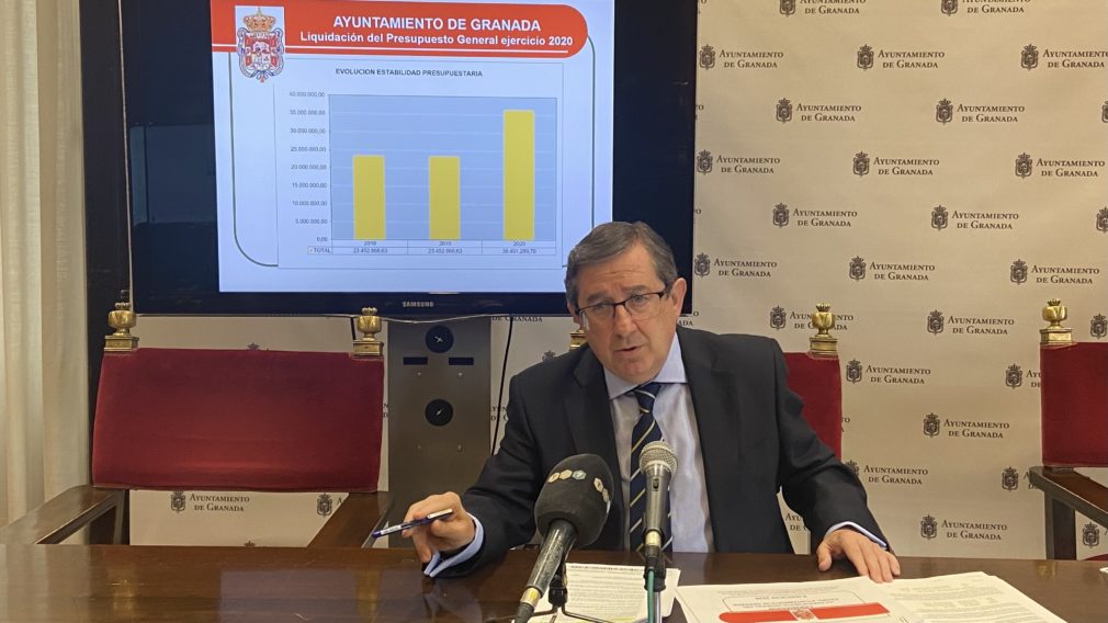 Luis González, concejal de Economía, durante una comparecencia ante los medios en el Salón de Comisiones del Ayuntamiento de Granada