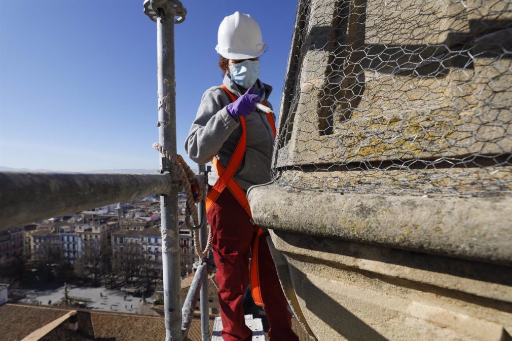 Granada.- Completan los trabajos ante terremotos en la Catedral con la revisión de tres pináculos en Diego de Siloé