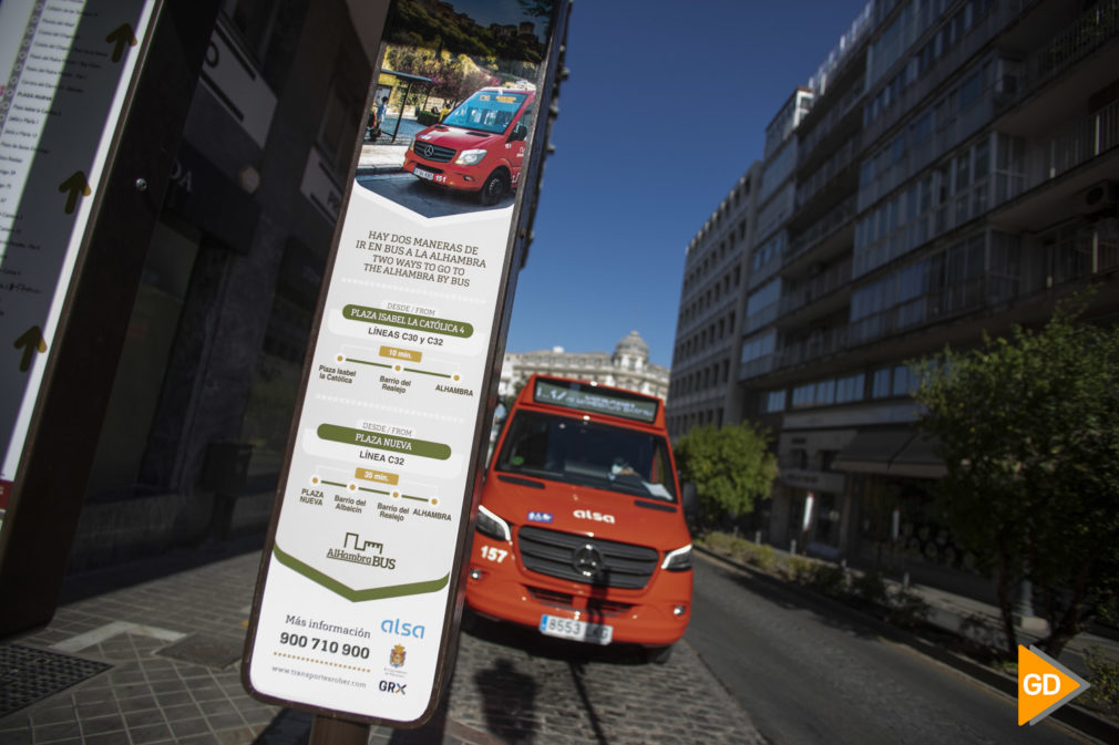 Presentación de los nuevos carteles de la paradas de autobuses que van a la Alhambra y Albaicin