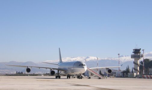 Imagen de archivo de un avión en el aeropuerto de Granada | Foto: AENA