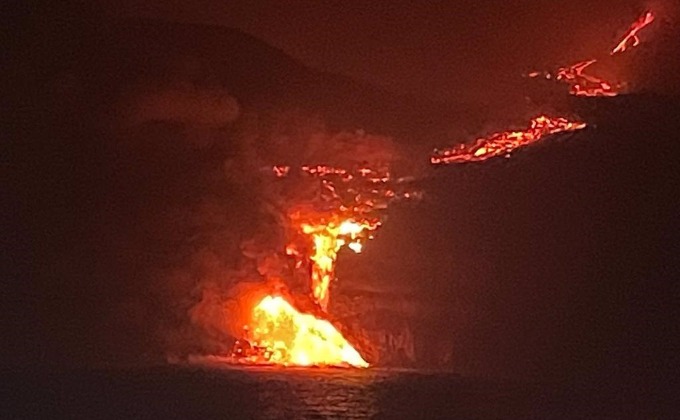 La colada de lava en el momento en que alcanza el mar en la isla de La Palma, en una imagen tomada desde el buque oceanográfico Ramón Margalef - INSTITUTO ESPAÑOL DE OCEANOGRAFÍA