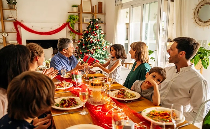 Familia reunida en la comida de Navidad - JOHNNYGREIG-ISTOCK - Archivo