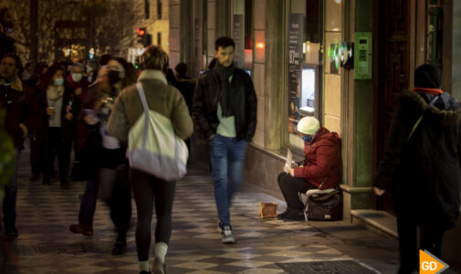 Personas sin techo en Granada el martes 7 de diciembre del 2021 en Granada, Andalucía | Foto: Antonio L Juárez