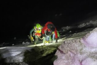 La Guardia Civil rescata en Sierra Nevada a un matrimonio y sus tres hijos tras sufrir la mujer una caída