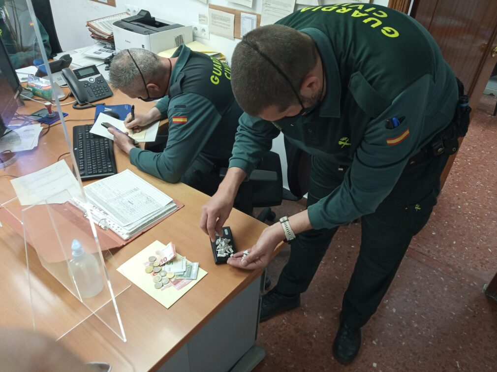 La Guardia Civil sorprende a una mujer arrojando una mascarilla con cocaína por la ventanilla del coche en Almuñécar