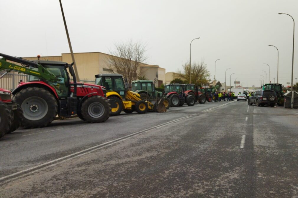 Piquete de tractores frente a la entrada de Mercagranada