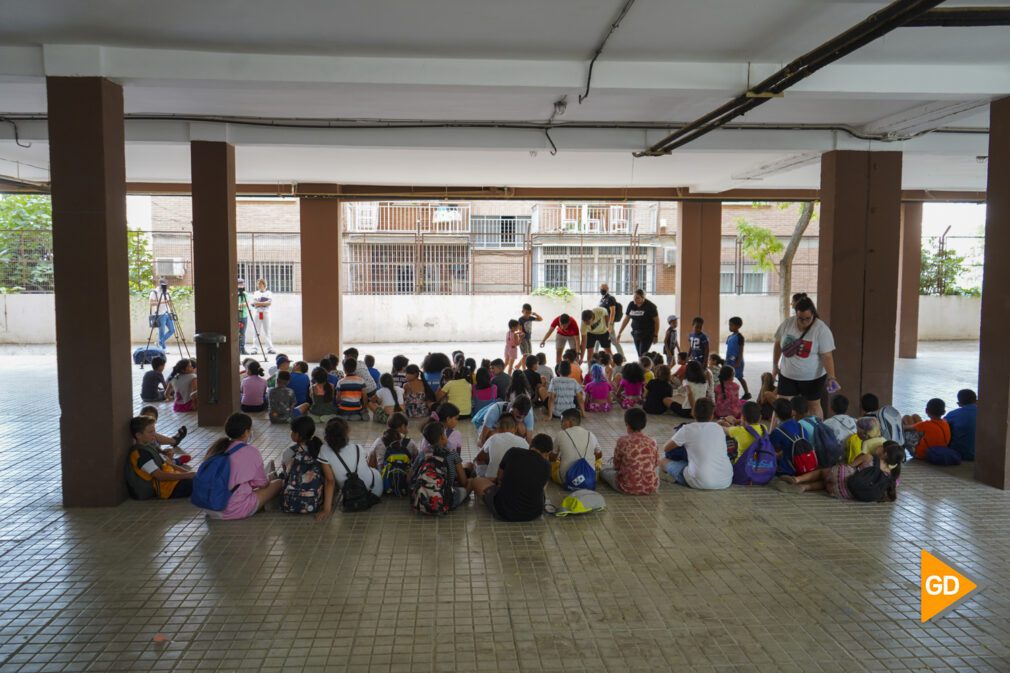 El alcalde de Granada visita la Escuela de Verano del Distrito Norte-03422