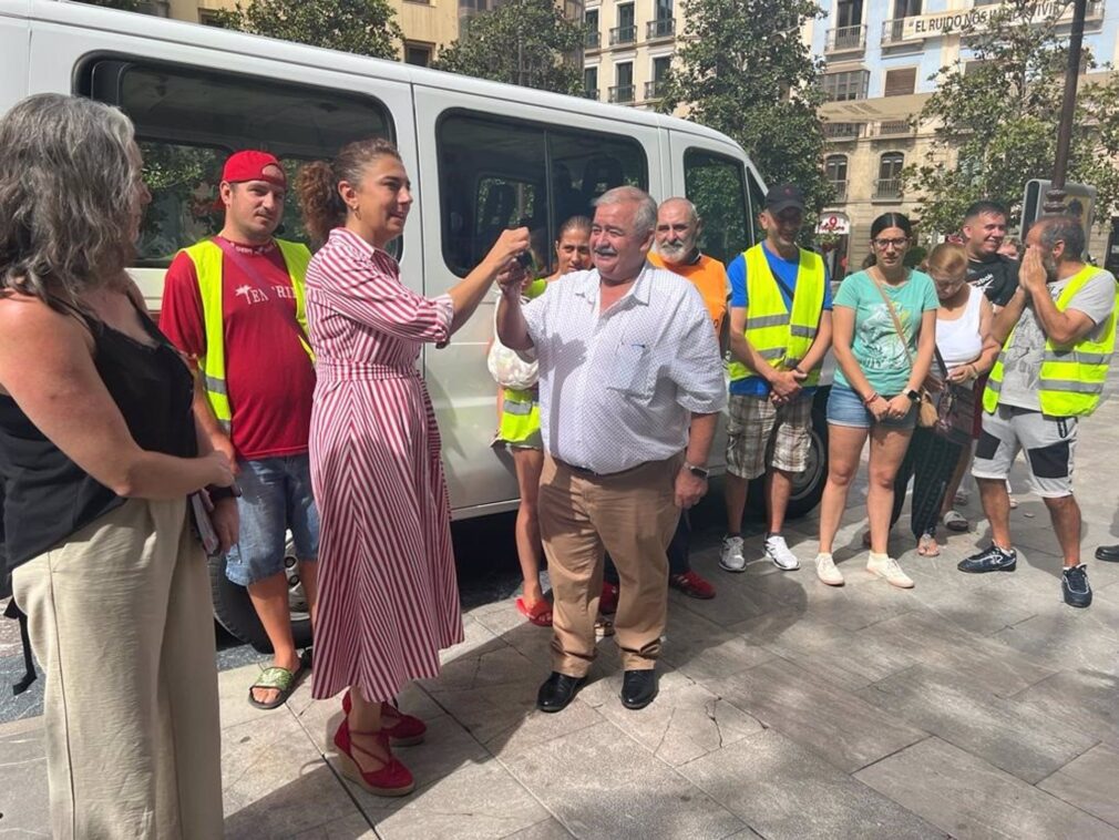 Granada.- El Ayuntamiento cede una furgoneta para ayudar a los más desfavorecidos de Parque Nueva Granada