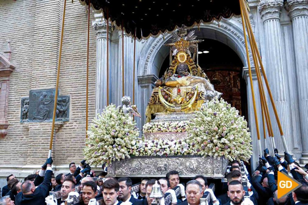La-Virgen-de-las-Angustias-recorre-las-calles-de-Granada-tras-dos-anos-de-pandemia