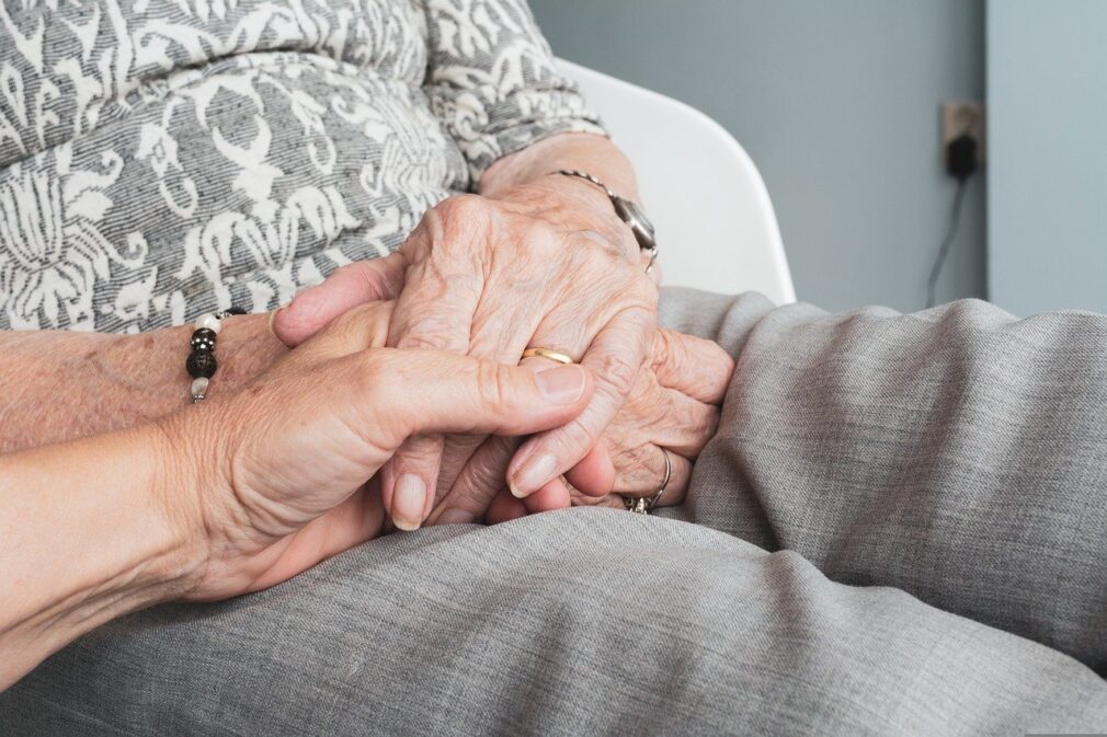 manos viejo anciano vejez mayor alzheimer