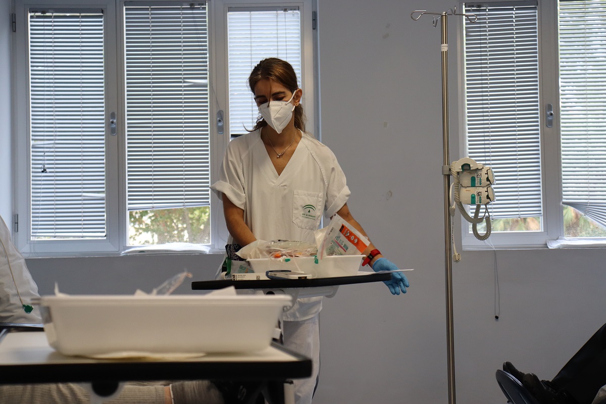 Enfermera realiza su labor en el hospital de día oncohematológico