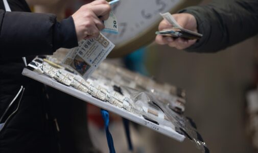 Una persona compra Lotería de Navidad, a 9 de diciembre de 2022, Madrid | Foto: Eduardo Parra - EP