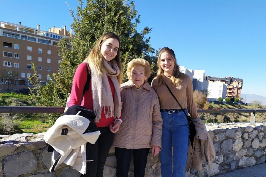 voluntarias de Adopta a un abuelo en Granada con una abuelita