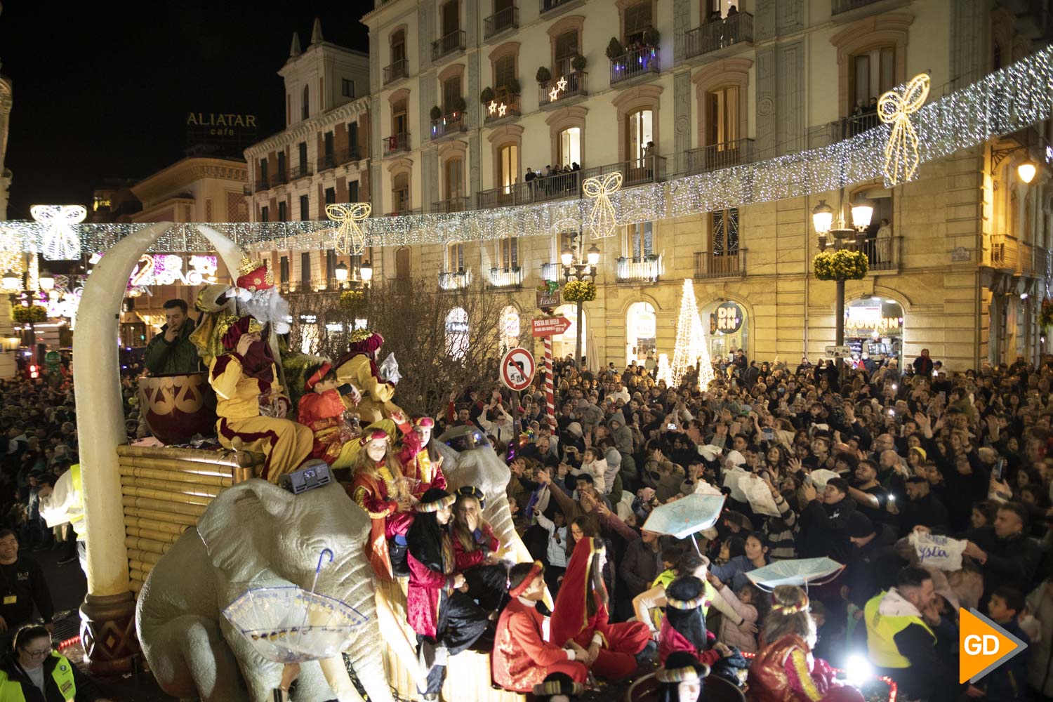 Granada vibra con una mágica y multitudinaria cabalgata de Reyes