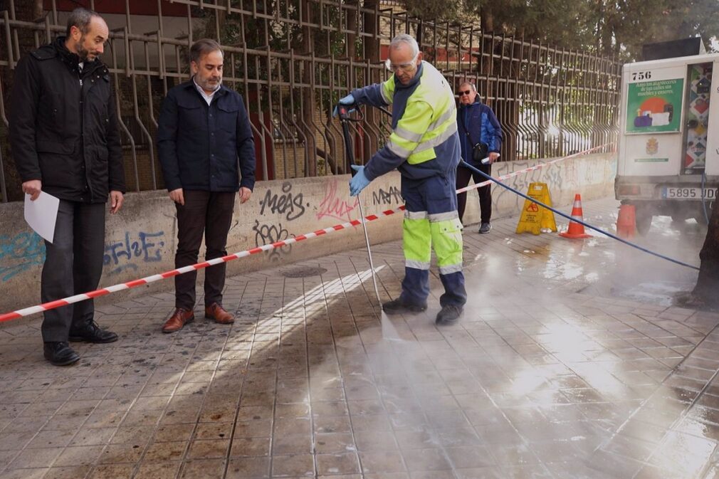 Granada.- Adelantado el dispositivo de limpieza de excrementos de las palomas torcaces tras anticiparse su llegada