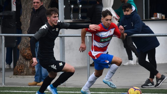Bryan Zaragoza escapa de un defensor durante su etapa en el Juvenil del Granada | Foto: Granada CF