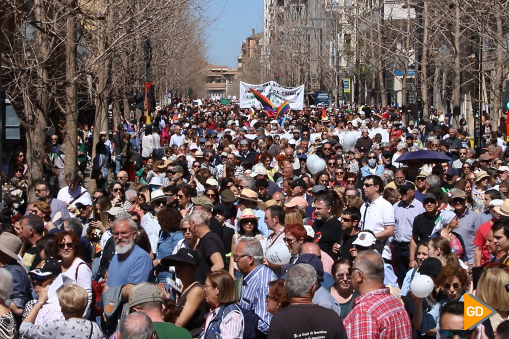 Unas 20.000 personas se manifiestan en Granada contra el -desmantelamiento- de la sanidad pública y su -privatización- celia perez-16