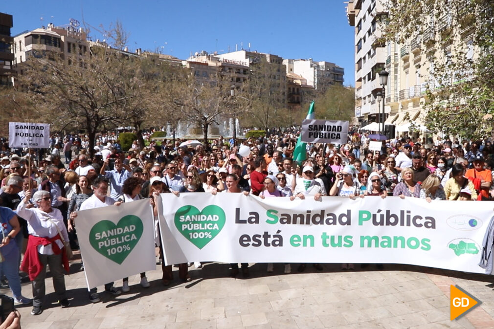 Unas 20.000 personas se manifiestan en Granada contra el -desmantelamiento- de la sanidad pública y su -privatización- celia perez-18