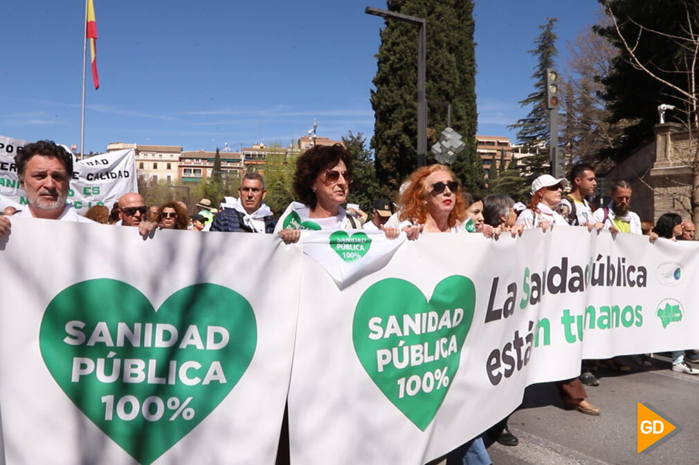 Unas 20.000 personas se manifiestan en Granada contra el -desmantelamiento- de la sanidad pública y su -privatización- celia perez-2