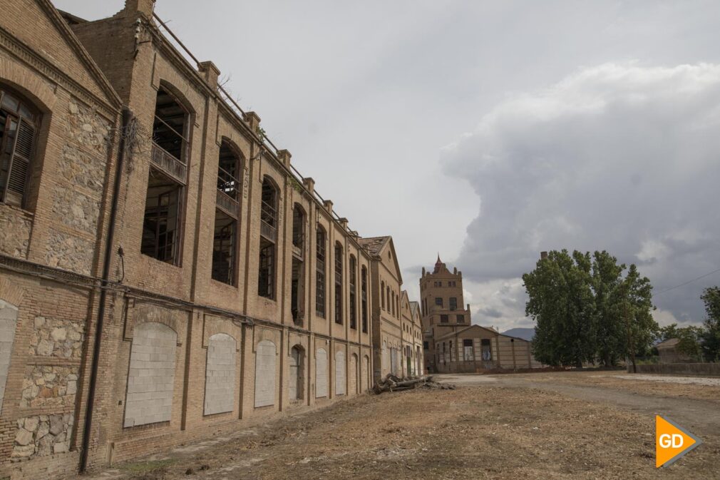 El alcalde de Granada, Francisco Cuenca, el delegado del Gobierno andaluz en la provincia, Antonio Granados, y la rectora de la Universidad de Granada, Pilar Aranda y Pedro Mercado, asisten a la presentación del proyecto para la Azucarera de San Isidro