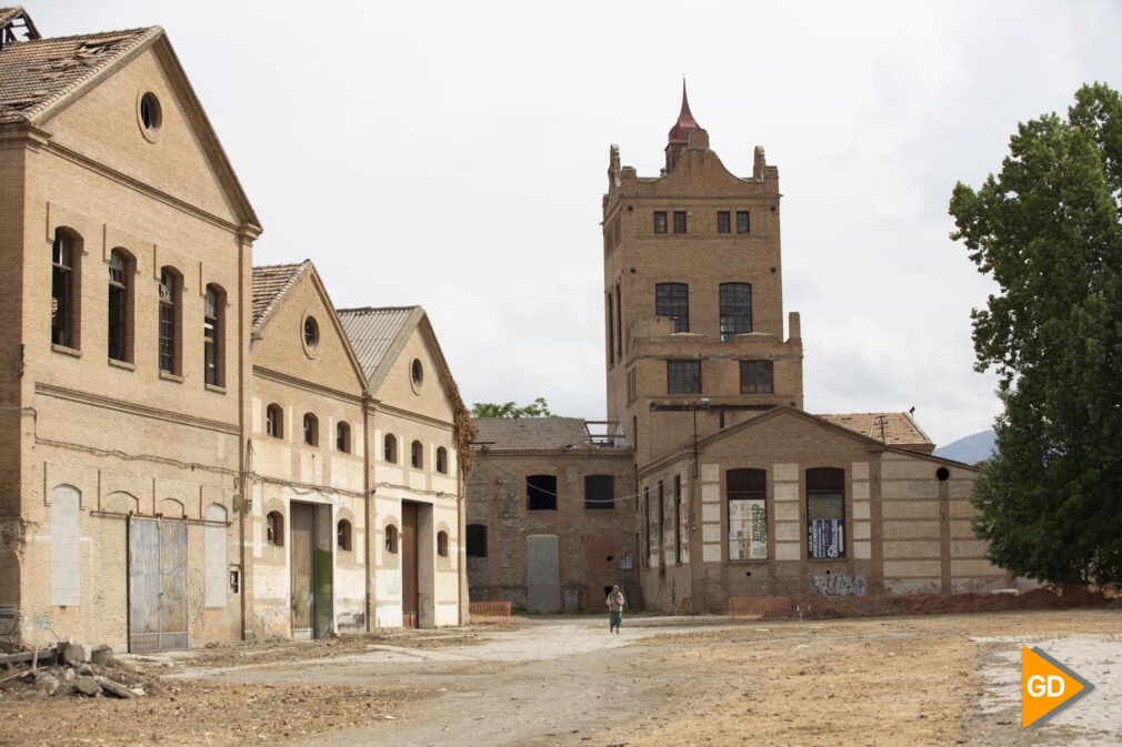 El alcalde de Granada, Francisco Cuenca, el delegado del Gobierno andaluz en la provincia, Antonio Granados, y la rectora de la Universidad de Granada, Pilar Aranda y Pedro Mercado, asisten a la presentación del proyecto para la Azucarera de San Isidro