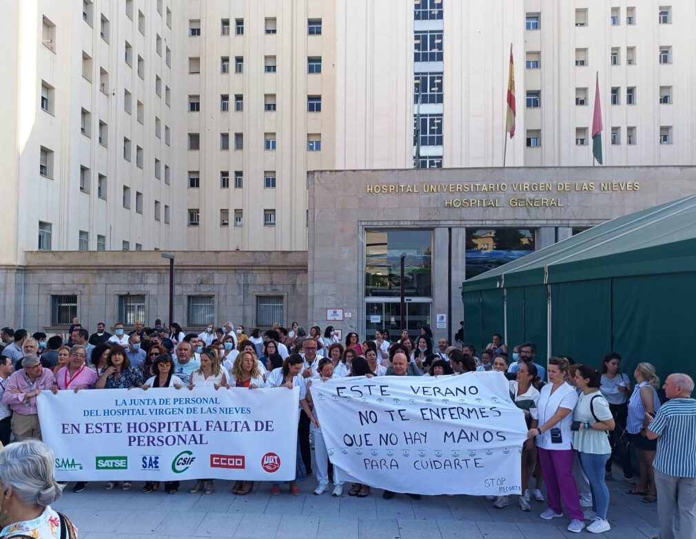 Concentración de trabajadores de los sindicatos a las puertas del Hospital Virgen de las Nieves